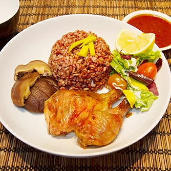 NASI BERAS MERAH AYAM GORENG